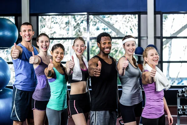 Uśmiechający się fitness klasy pozowanie razem — Zdjęcie stockowe