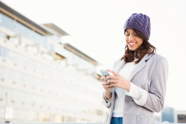 Usmívající se žena pomocí mobilního telefonu — Stock fotografie