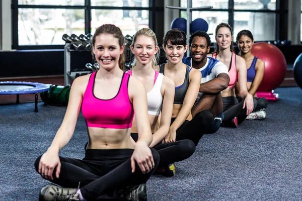 Egzersiz yaparak uygun gülümseyen grup — Stok fotoğraf
