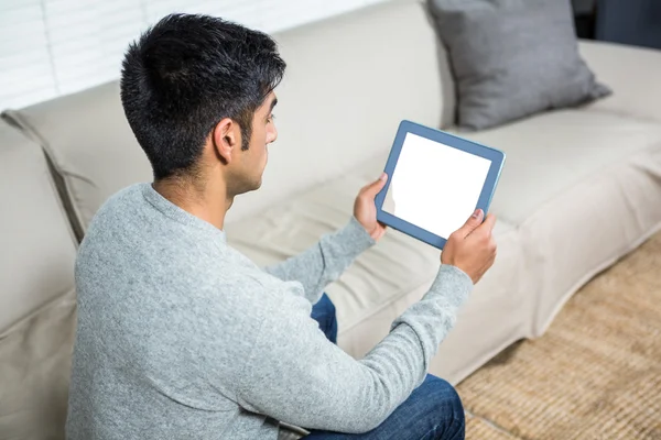 Yakışıklı adam kanepede tablet kullanma — Stok fotoğraf