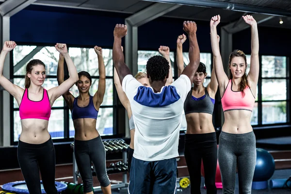 Fit lächelnde Gruppe beim Sport — Stockfoto