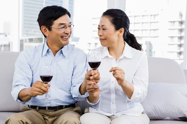 男と女とワインのグラス — ストック写真