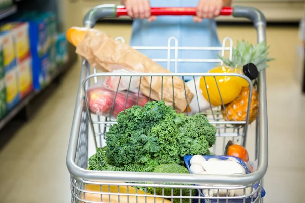 Vrouw duwen trolley koffer in gangpad — Stockfoto