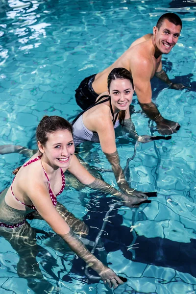 Fitness klass gör vattenaerobics på motionscyklar — Stockfoto