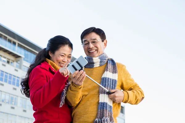 Oudere Aziatische paar op balkon nemen selfie — Stockfoto