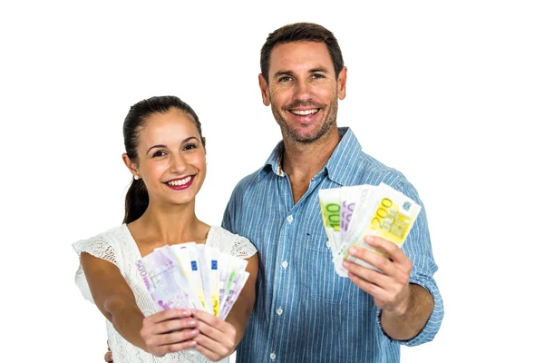 Casal confiante segurando dinheiro — Fotografia de Stock