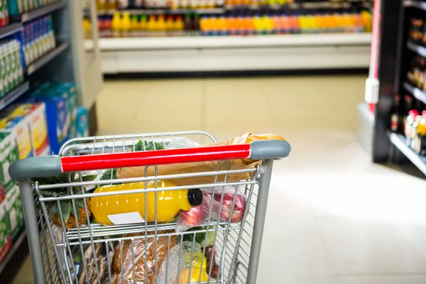 Winkelwagentje in de supermarkt — Stockfoto