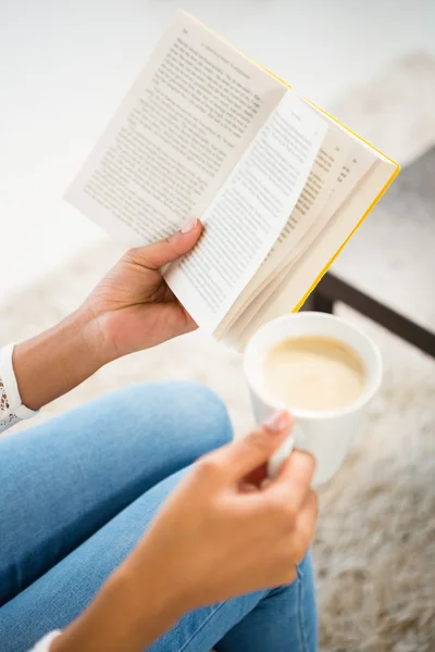 Frau mit Tasse Kaffee und Buch — Stockfoto