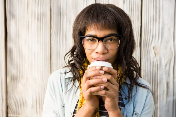 Smiling casual woman posing with glasses — Stock Photo, Image