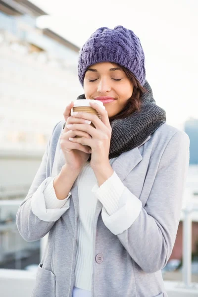 Mulher sorridente com café take-away — Fotografia de Stock