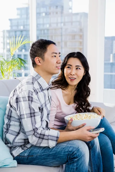 Donna felice guardando l'uomo mentre seduto sul divano — Foto Stock