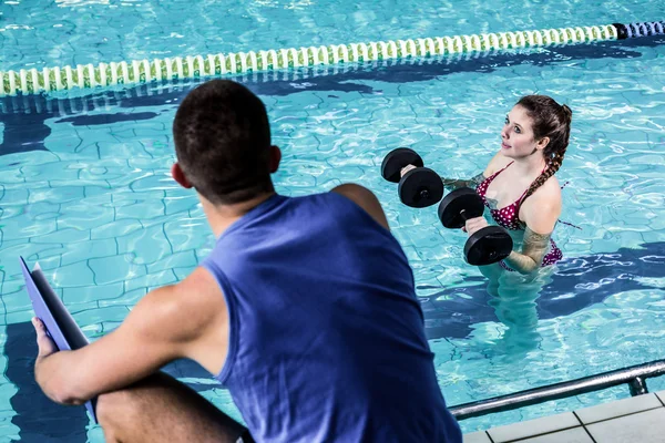 Leende passar kvinnan gör vattenaerobics — Stockfoto