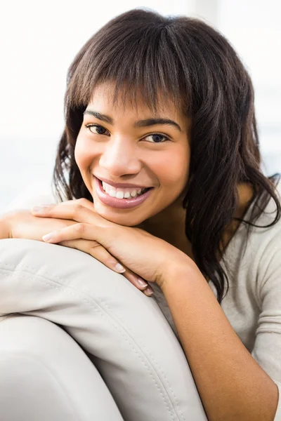 Bella donna sorridente alla macchina fotografica — Foto Stock