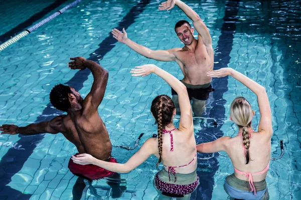 Adatto a persone che fanno un corso di acquagym — Foto Stock