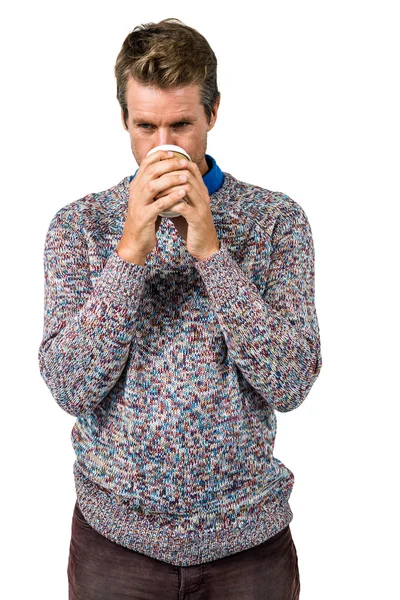 Zbliżenie: człowiek pije kawę — Zdjęcie stockowe