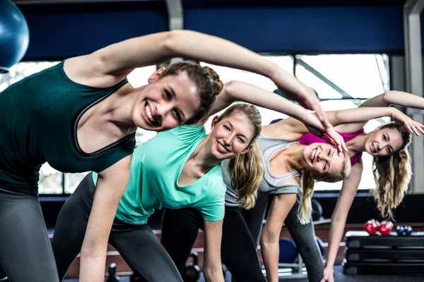 Aula de fitness fazendo exercícios — Fotografia de Stock