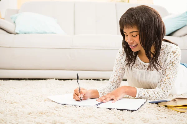 Lachende vrouw die werkt op verdieping — Stockfoto