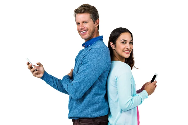 Uśmiechnięty mężczyzna i kobieta przy użyciu telefonu — Zdjęcie stockowe