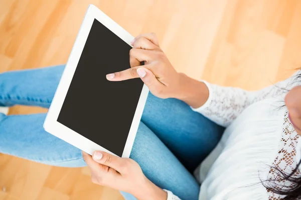 Mujer usando tableta digital en el suelo —  Fotos de Stock