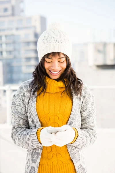 Femme souriante tapant sur son téléphone — Photo