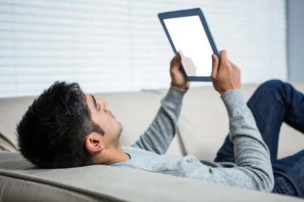 Bello uomo che utilizza tablet sul divano — Foto Stock