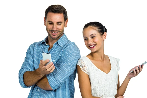 Pareja feliz usando smartphones — Foto de Stock