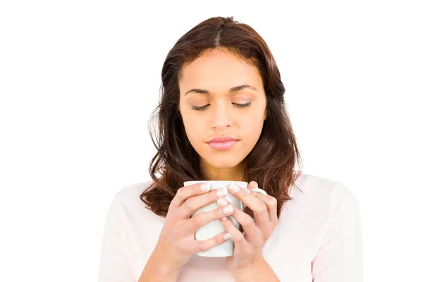 Femme avec les yeux fermés tenant tasse — Photo