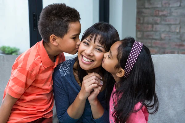 Feliz madre siendo besada por sus hijos —  Fotos de Stock