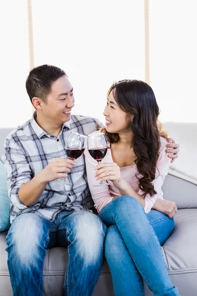Casal feliz segurando vinhedos — Fotografia de Stock