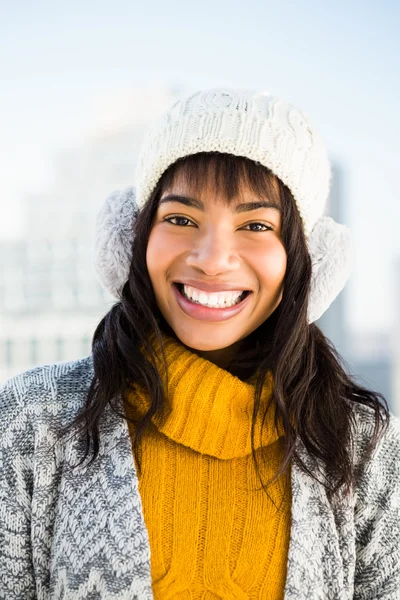 Portret van lachende vrouw winterkleren te dragen — Stockfoto