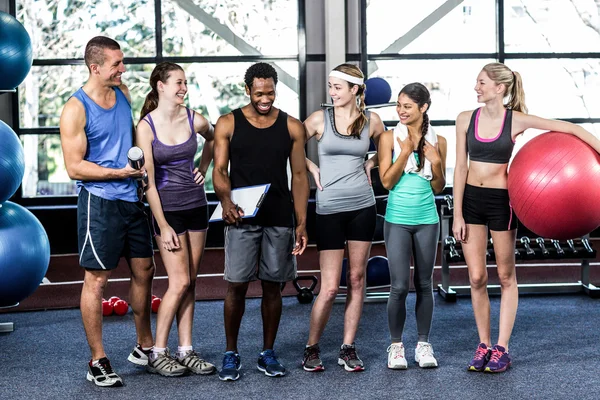 Ler fitness klass poserar tillsammans — Stockfoto