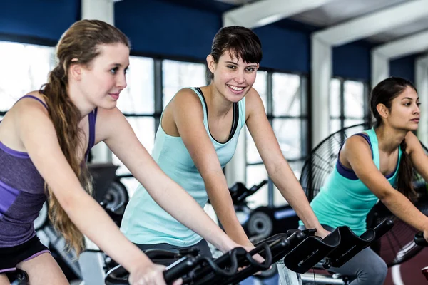 Fit vrouw uit te werken bij het spinnen van klasse — Stockfoto