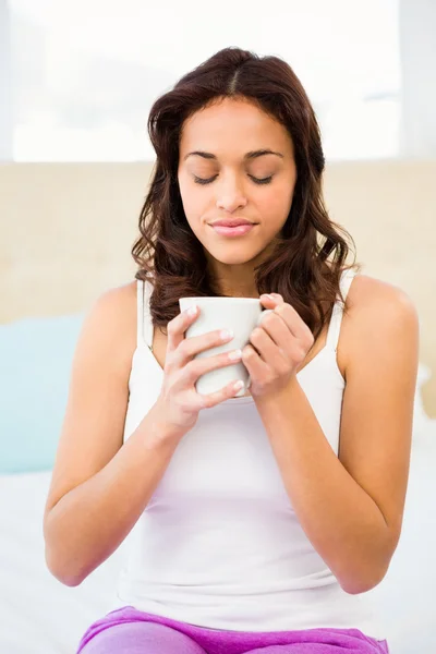 Mulher feliz segurando xícara de café — Fotografia de Stock