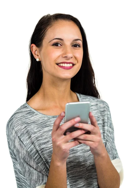 Uśmiechnięta kobieta za pomocą smartfona — Zdjęcie stockowe