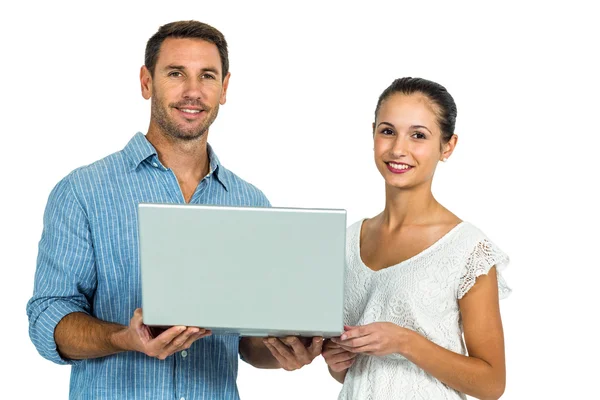 Jovem casal segurando laptop — Fotografia de Stock