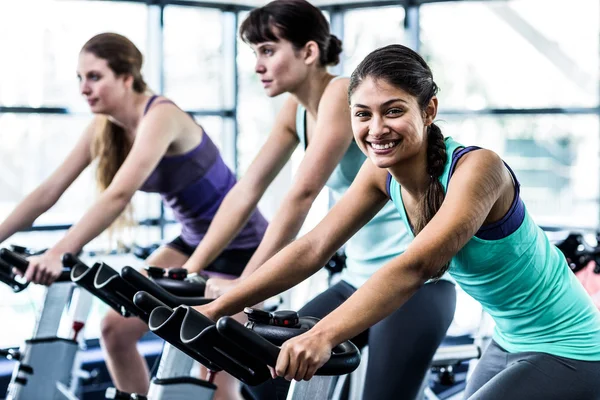 Fit vrouw uit te werken bij het spinnen van klasse — Stockfoto