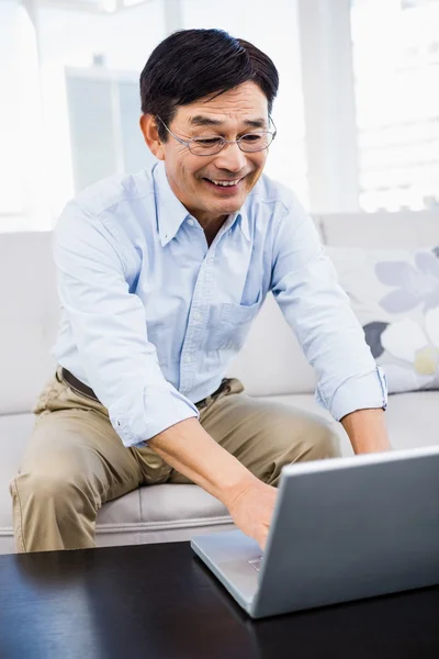 Gelukkig man om thuis te zitten — Stockfoto