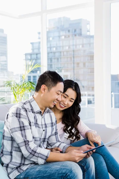 Joven pareja feliz mirando tableta digital —  Fotos de Stock