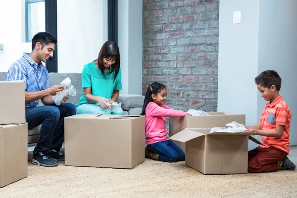 Felices cajas de apertura familiar — Foto de Stock