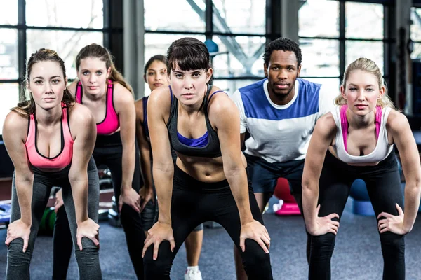 Fit grupo com as mãos no joelho — Fotografia de Stock