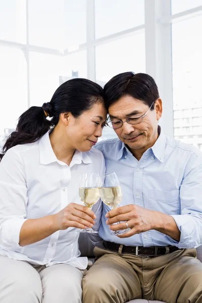 Άνδρας και γυναίκα με ποτήρια κρασί — Φωτογραφία Αρχείου