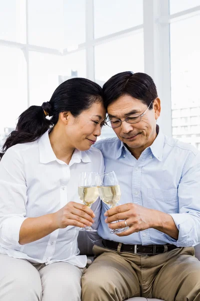 Man en vrouw met glazen wijn — Stockfoto