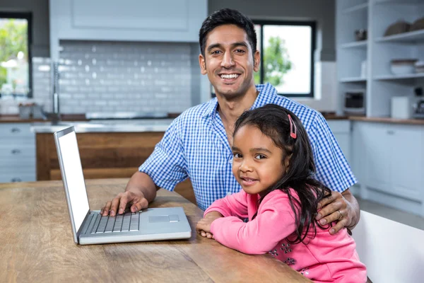 Mosolygó apja használ laptop, az ő lánya — Stock Fotó