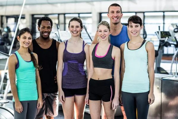 Sonriente clase de fitness posando juntos —  Fotos de Stock