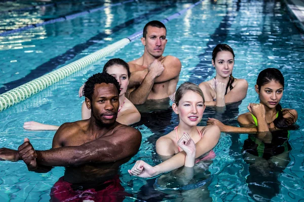 Fitness-groep aqua aerobics doen — Stockfoto