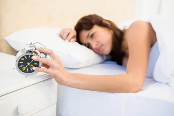 Mujer dormida deteniendo su alarma — Foto de Stock