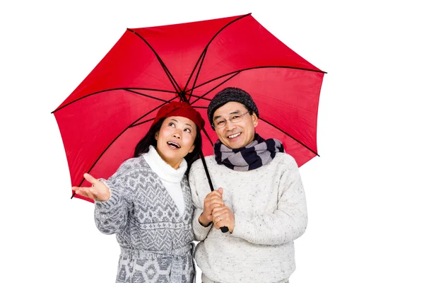 Älteres asiatisches Paar unter Regenschirm — Stockfoto