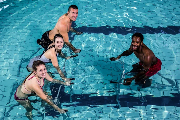 Aqua aerobik egzersiz bisikletleri üzerinde yapıyor fitness sınıfı — Stok fotoğraf