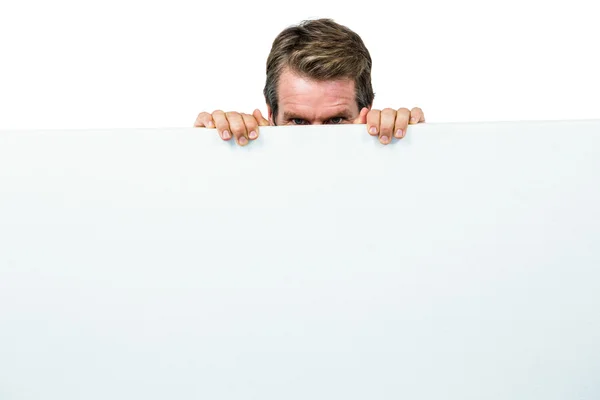 Homem escondido atrás do tabuleiro — Fotografia de Stock