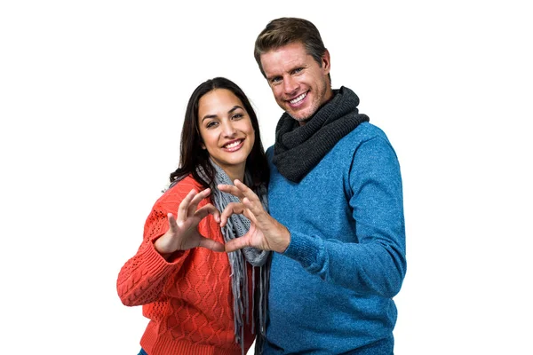 Retrato de casal fazendo forma de coração com as mãos — Fotografia de Stock
